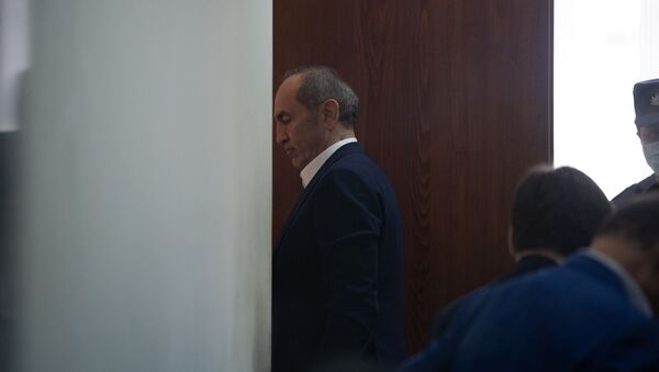 Роберт Кочарян выходит из зала судебного заседания по делу 1 марта (8 мая 2020). Еревaн - Sputnik Армения