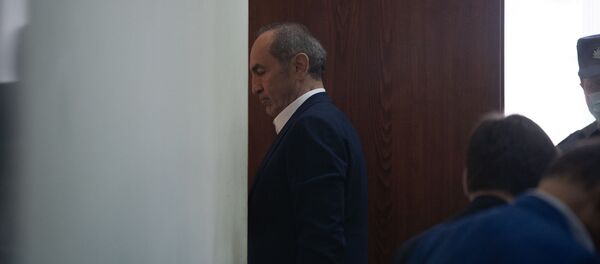 Роберт Кочарян выходит из зала судебного заседания по делу 1 марта (8 мая 2020). Еревaн - Sputnik Армения