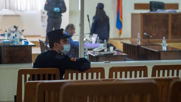 Охранник в медицинской маске в коридоре во время судебного заседания по делу 1 марта (8 мая 2020). Еревaн - Sputnik Армения