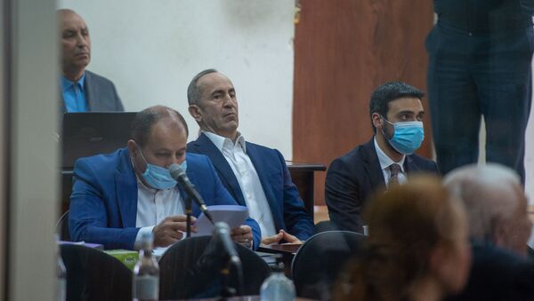 Роберт Кочарян со своими адвокатами Айком Алумяном (слева) и Арамом Вардеваняном (справа) на судебном заседании по делу 1 марта (8 мая 2020). Еревaн - Sputnik Армения