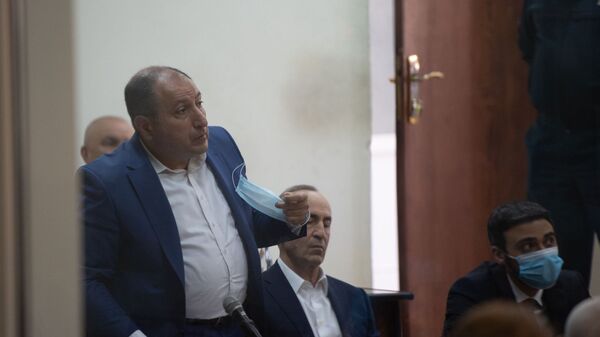Адвокат Айк Алумян (слева) на судебном заседании по делу 1 марта (8 мая 2020). Еревaн - Sputnik Արմենիա