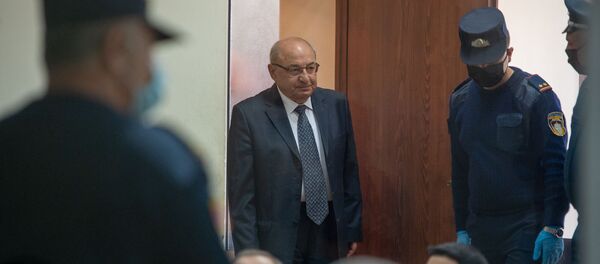 Вазген Манукян входит в зал судебного заседания по делу 1 марта (8 мая 2020). Еревaн - Sputnik Армения