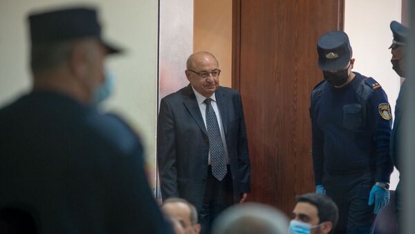 Вазген Манукян входит в зал судебного заседания по делу 1 марта (8 мая 2020). Еревaн - Sputnik Армения