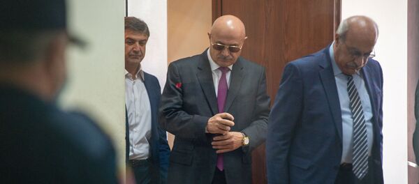 Справа налево: Хосров Арутюнян, Анушаван Даниелян и Карен Карапетян на судебном заседании по делу 1 марта (8 мая 2020). Еревaн Справа налево: Хосров Арутюнян, Анушаван Даниелян и Карен Карапетян на судебном заседании по делу 1 марта (8 мая 2020). Еревaн - Sputnik Армения