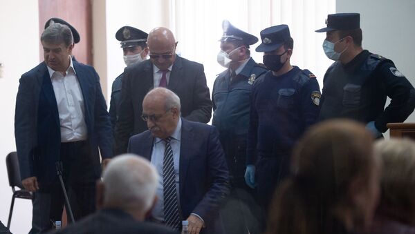Карен Карапетян (слева), Анушаван Даниелян (справа) и Хосров Арутюнян на судебном заседании по делу 1 марта (8 мая 2020). Еревaн - Sputnik Արմենիա