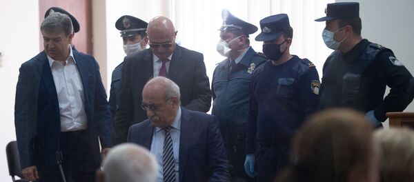 Карен Карапетян (слева), Анушаван Даниелян (справа) и Хосров Арутюнян на судебном заседании по делу 1 марта (8 мая 2020). Еревaн - Sputnik Արմենիա