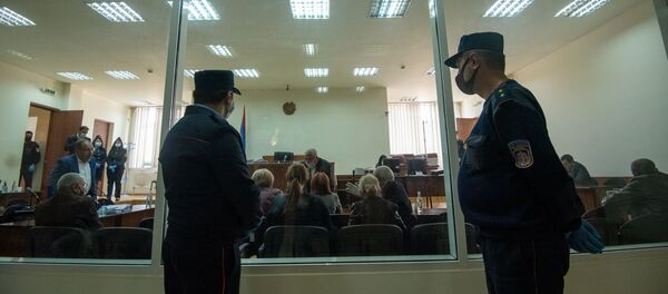 Судебные приставы в коридоре во время судебного заседания по делу 1 марта (8 мая 2020). Еревaн - Sputnik Армения