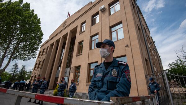 Охрана у здания суда, где проходит судебное заседание по делу 1 марта (8 мая 2020). Еревaн - Sputnik Армения
