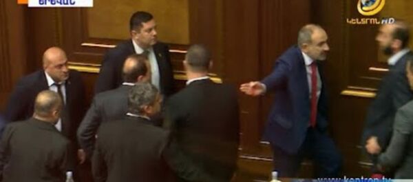 Ինչպե՞ս էր Փաշինյանը ԱԺ-ում հետևում ծեծկռտուքին Ինչպե՞ս էր Փաշինյանը ԱԺ-ում հետևում ծեծկռտուքին - Sputnik Армения