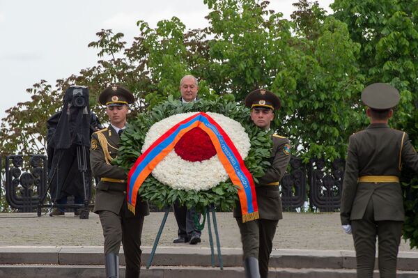 Президент Армен Саркисян возложил цветы у Вечного огня в парке Победы (9 мая 2020). Еревaн - Sputnik Армения