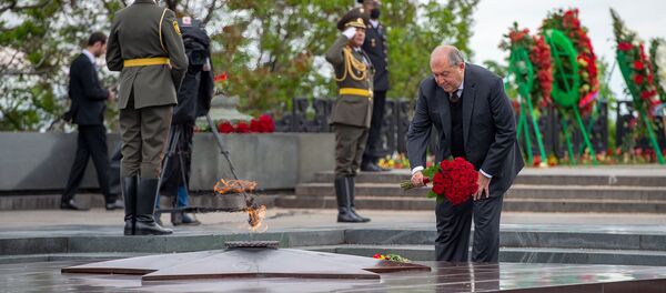 Президент Армен Саркисян возложил цветы у Вечного огня в парке Победы (9 мая 2020). Еревaн - Sputnik Армения