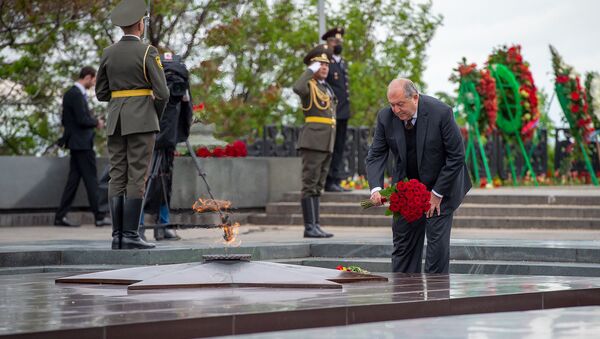 Президент Армен Саркисян возложил цветы у Вечного огня в парке Победы (9 мая 2020). Еревaн - Sputnik Армения