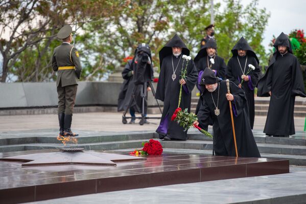 Католикос Гарегин Второй возложил цветы у Вечного огня в парке Победы (9 мая 2020). Еревaн - Sputnik Армения