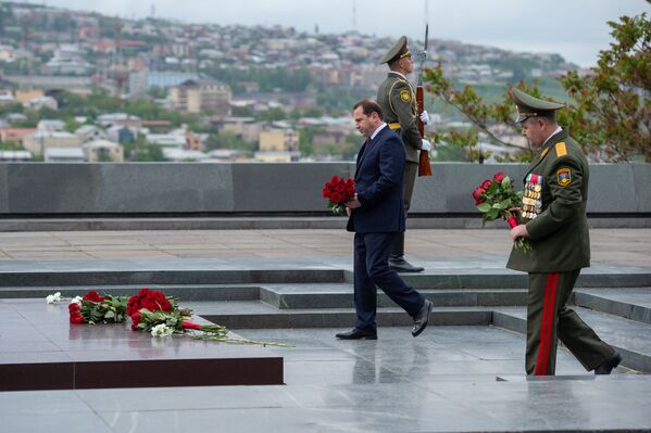 ՀՀ ՊՆ Դավիթ Տոնոյանը ծաղիկներ է դնում անմար կրակի մոտ - Sputnik Արմենիա