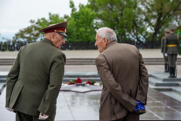 Ветераны ВОВ возложили цветы у Вечного огня в парке Победы (9 мая 2020). Еревaн - Sputnik Армения