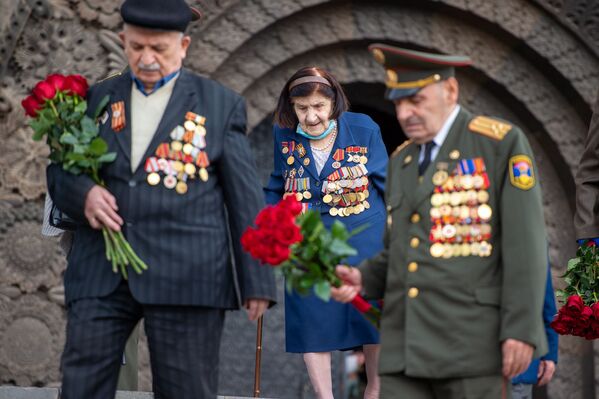 Ветераны ВОВ у музея министерства обороны Армении в парке Победы (9 мая 2020). Еревaн - Sputnik Армения