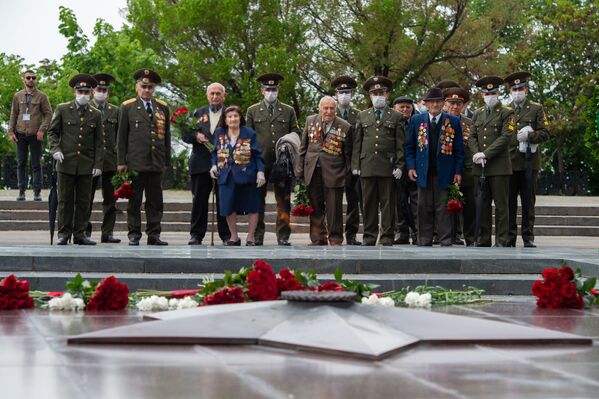 Ветераны ВОВ возложили цветы у Вечного огня в парке Победы (9 мая 2020). Еревaн - Sputnik Армения