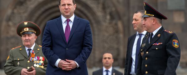 Министр обороны Армении Давид Тоноян у музея министерства обороны в парке Победы (9 мая 2020). Еревaн - Sputnik Արմենիա