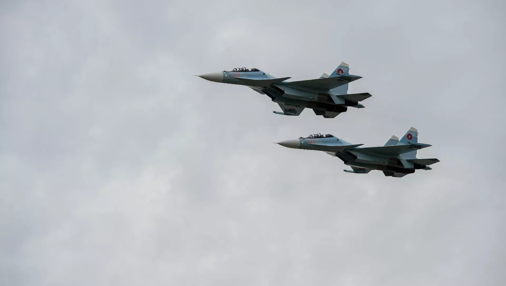 Истребители Су-30 СМ в небе над парком Победы во время авиапарада (9 мая 2020). Еревaн