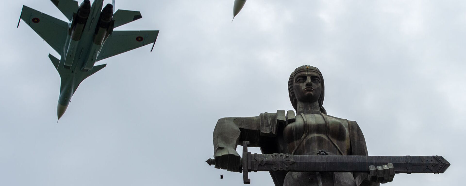 Истребители Су-30 СМ пролетают над монументом Мать Армения в парке Победы на авиапараде (9 мая 2020). Еревaн - Sputnik Արմենիա, 1920, 24.06.2021