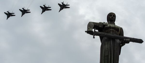Истребители МиГ-29 пролетают над монументом Мать Армения в парке Победы на авиапараде (9 мая 2020). Еревaн - Sputnik Արմենիա