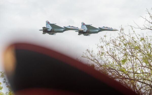 Истребители Су-30 СМ пролетают над монументом Мать Армения в парке Победы на авиапараде (9 мая 2020). Еревaн - Sputnik Армения