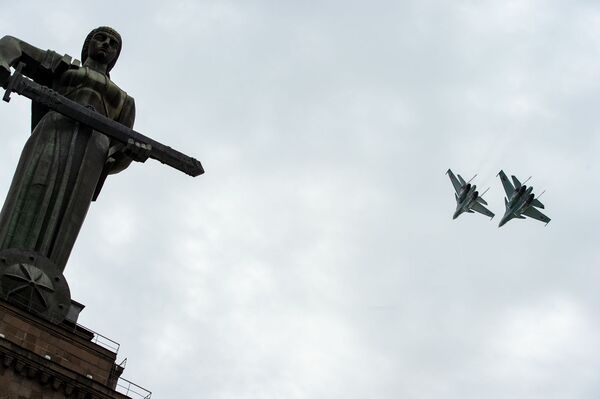 Տոնական ավիացիոն շքերթ. Երևանի երկնքում Սու-30ՍՄ կործանիչներն էին և ոչ միայն. լուսանկարներ - Sputnik Արմենիա