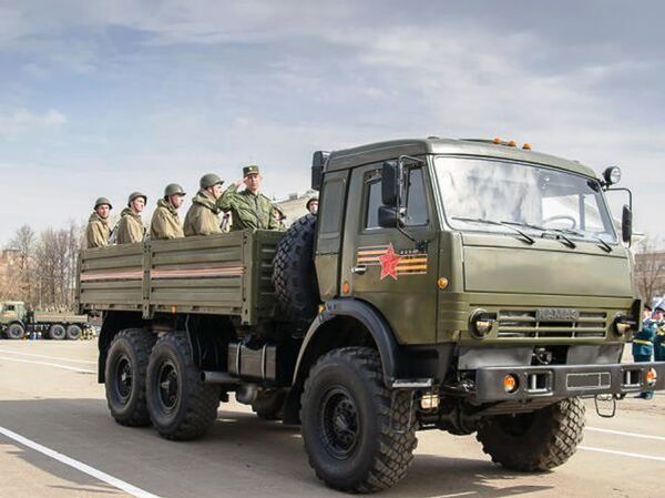 Праздничный марш: российские военные поздравили армянских ветеранов с Днем Победы - Sputnik Армения