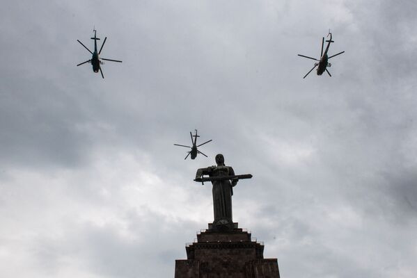 Военные вертолеты над парком Победы во время авиапарада (9 мая 2020). Еревaн - Sputnik Армения