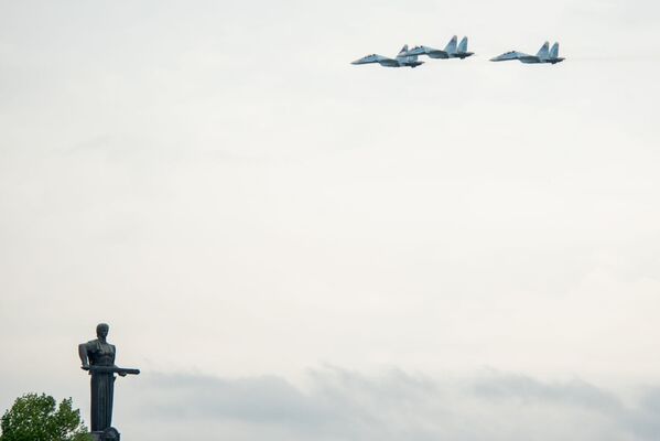 Истребители Су-30СМ пролетают над монументом Мать Армения в парке Победы на авиапараде (9 мая 2020). Еревaн - Sputnik Армения