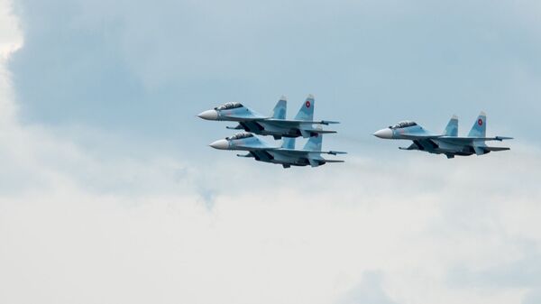 Истребители Су-30СМ пролетают над парком Победы на авиапараде (9 мая 2020). Еревaн - Sputnik Արմենիա