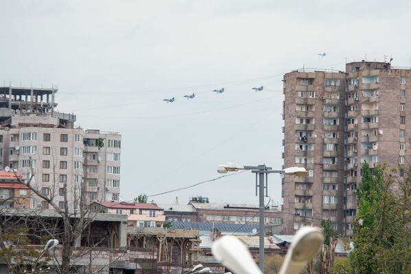 Истребители Су-30СМ и МиГ-29 пролетают над столицей во время авиапарада (9 мая 2020). Еревaн - Sputnik Армения