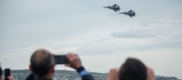 Горожане записывают на телефон полеты истребителей Су-30 СМ во время авиапарада (9 мая 2020). Еревaн - Sputnik Армения