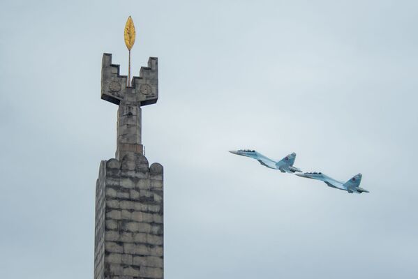 Истребители Су-30 СМ пролетают мимо стелы в честь 50-летия Советской Армении во время авиапарада (9 мая 2020). Еревaн - Sputnik Армения