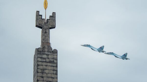 Истребители Су-30 СМ пролетают мимо стелы в честь 50-летия Советской Армении во время авиапарада (9 мая 2020). Еревaн - Sputnik Армения