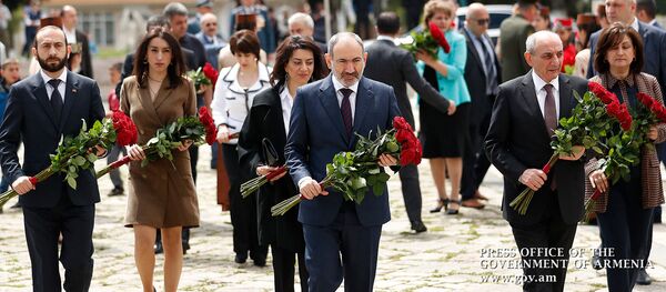 Премьер-министр Армении Никол Пашинян, президент Карабаха Бако Саакян и спикер парламента Армении Арарат Мирзоян возложили цветы у вечного огня (9 мая 2020). Степанакерт Премьер-министр Армении Никол Пашинян, президент Карабаха Бако Саакян и спикер парламента Армении Арарат Мирзоян возложили цветы у вечного огня (9 мая 2020). Степанакерт - Sputnik Արմենիա