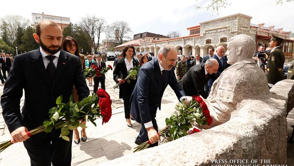 Премьер-министр Армении Никол Пашинян и спикер парламента Арарат Мирзоян возложили цветы у памятника Вазгена Саркисяна (9 мая 2020). Карабах - Sputnik Армения