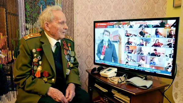 Ветеран Великой Отечественной войны Иван Иванович Довиденко смотрит онлайн-трансляцию акции Бессмертный полк (9 мая 2020). Челябинск - Sputnik Армения