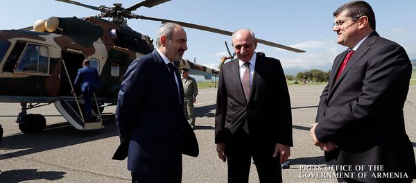 Действующий и избранный президенты Карабаха Бако Саакян и Араик Арутюнян встречают премьер-министра Армении Никола Пашиняна (9 мая 2020). Степанакерт - Sputnik Արմենիա