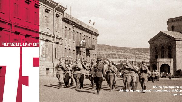 89-ая стрелковая дивизия перед отправкой на фронт на площади Ленина (август 1942 года). Ереван - Sputnik Արմենիա