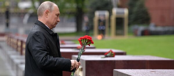 Президент РФ В. Путин возложил цветы к Могиле Неизвестного Солдата в Александровском саду - Sputnik Армения