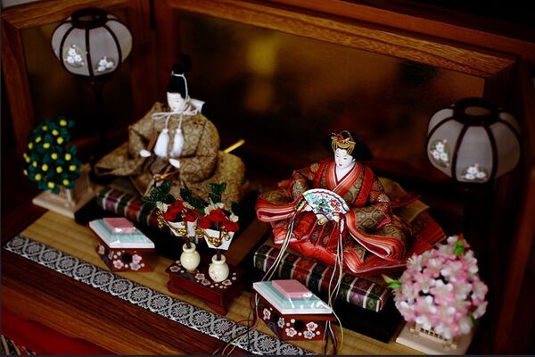 Наиболее ценными и богато украшенными являются куклы, изображающие императора (о-Дайри-сама) и императрицу (о-Химе-сама) в старинных шелковых церемониальных нарядах. - Sputnik Армения