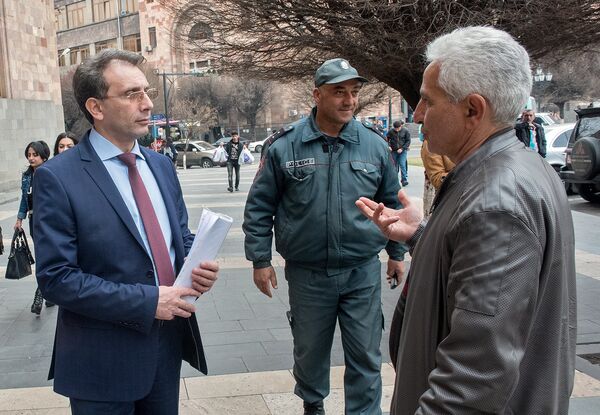 Акция протеста таксистов у здания Правительства РА Акция протеста таксистов у здания Правительства РА - Sputnik Արմենիա