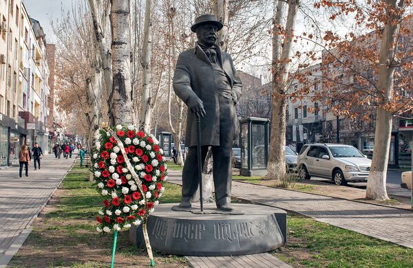 Возложение венков к памятнику Манташева - Sputnik Армения