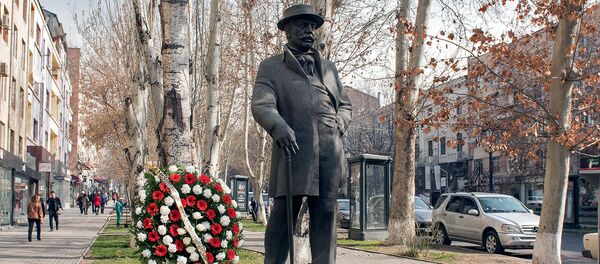 Возложение венков к памятнику Манташева - Sputnik Армения