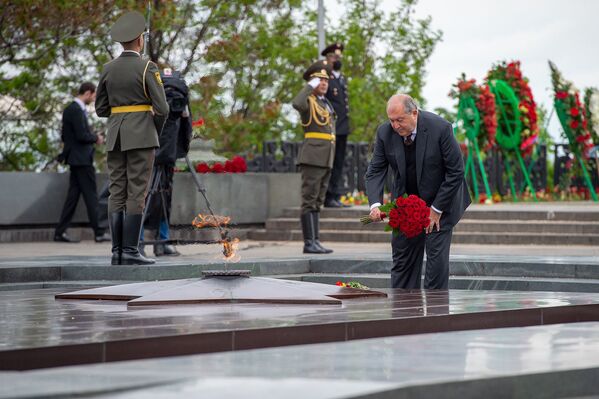 Президент Армении Армен Саркисян возложил цветы к Вечному огню в парке Победы в Ереване (9 мая 2020). Еревaн - Sputnik Армения