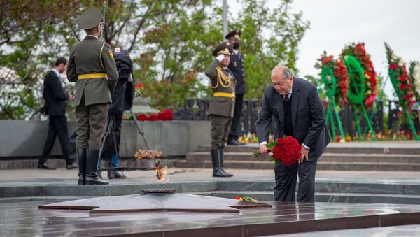 Президент Армении Армен Саркисян возложил цветы к Вечному огню в парке Победы в Ереване (9 мая 2020). Еревaн - Sputnik Արմենիա