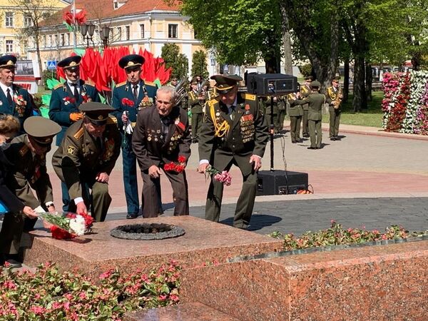 Ветераны вооруженных сил возложили цветы в Гродно в память о павших в Великой Отечественной войне  (9 мая 2020). Беларусь - Sputnik Армения