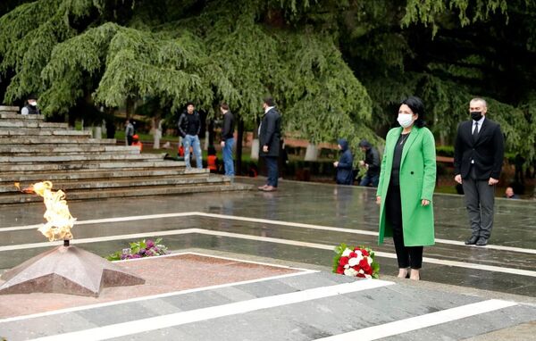 Президент Грузии Саломе Зурабишвили почтила память героев Великой Отечественной войны в парке Ваке (9 мая 2020). Тбилиси  - Sputnik Армения