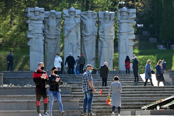 В Литве, несмотря на карантин, жители столицы отправились к мемориалам павших советских воинов, чтобы возложить цветы в честь их подвига (9 мая 2020). Вильнюс - Sputnik Армения